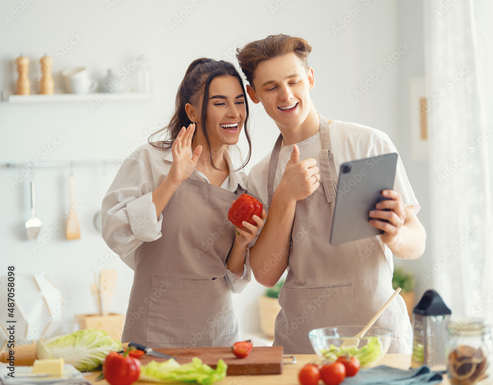 夫妇正在准备合适的饭菜