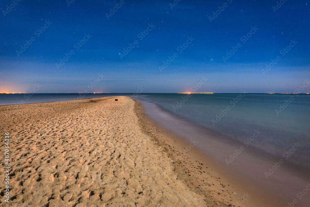 波兰雷瓦夜晚美丽的波罗的海海滩