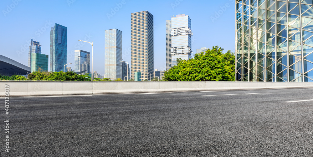 中国深圳的沥青道路和城市天际线，以及现代化的商业建筑。