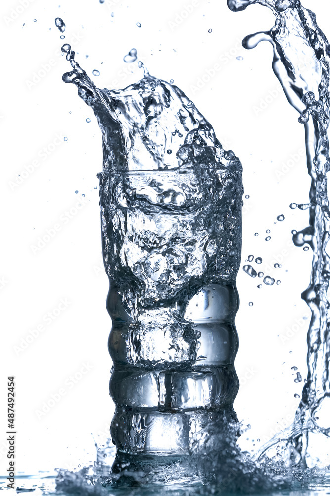 一杯透明的水，飞溅物隔离在白色