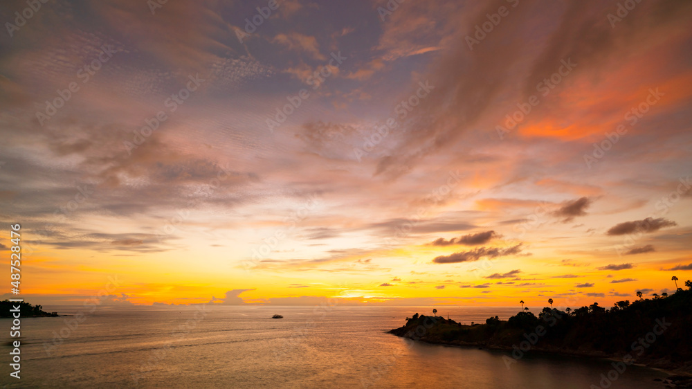 泰国普吉岛热带海域日落或日出时的景观自然景观