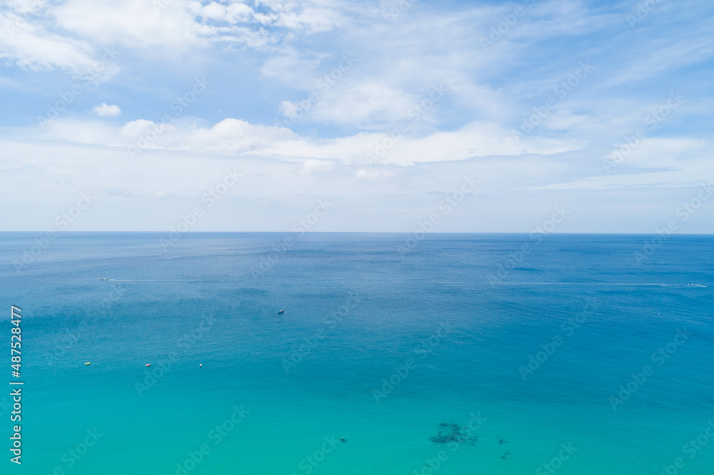 蓝色海面纹理背景鸟瞰图无人机飞越海面波浪水面t