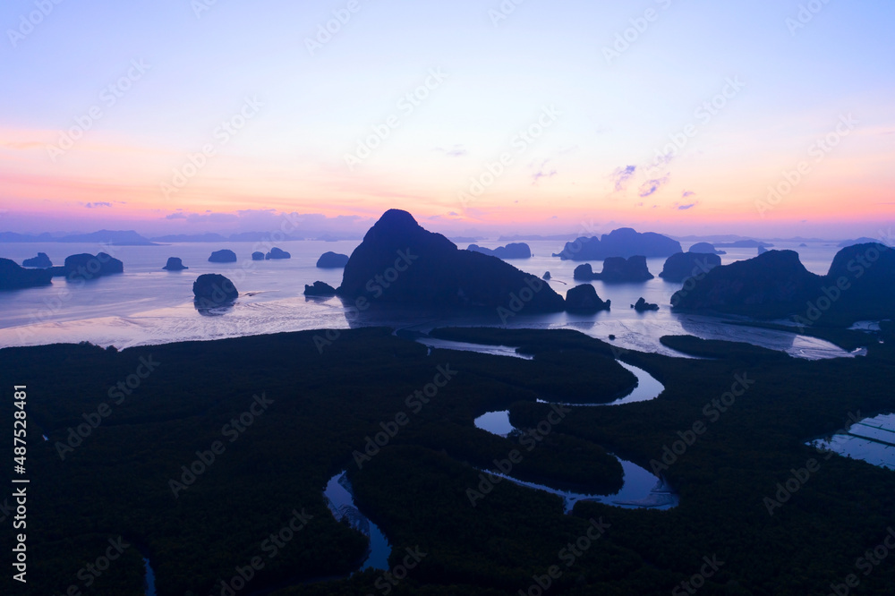 海上和红树林日出时美丽的日出天空的鸟瞰无人机拍摄