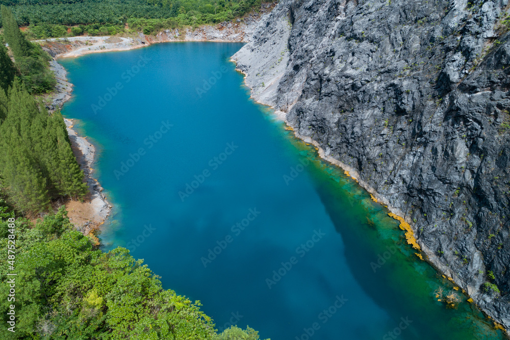 热带雨林中令人惊叹的池塘鸟瞰图，山石成峰，水很美