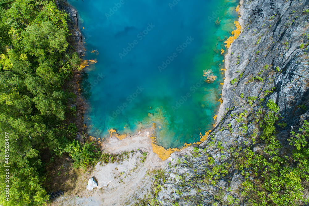 热带雨林中令人惊叹的池塘鸟瞰图，山石成峰，水很美