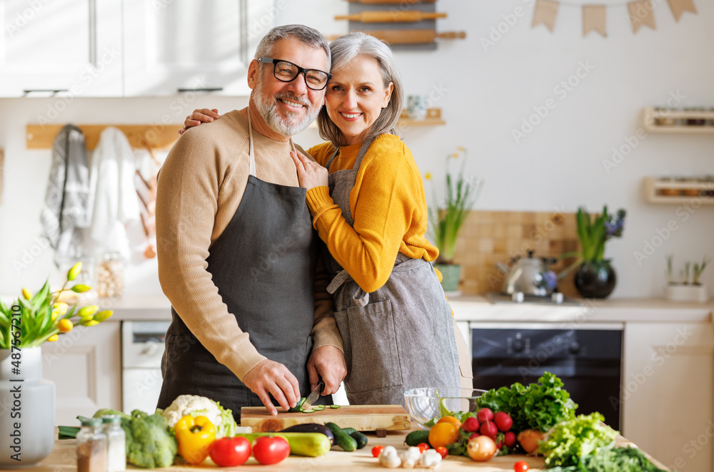 幸福的老年家庭夫妻夫妻在一起做素食时拥抱