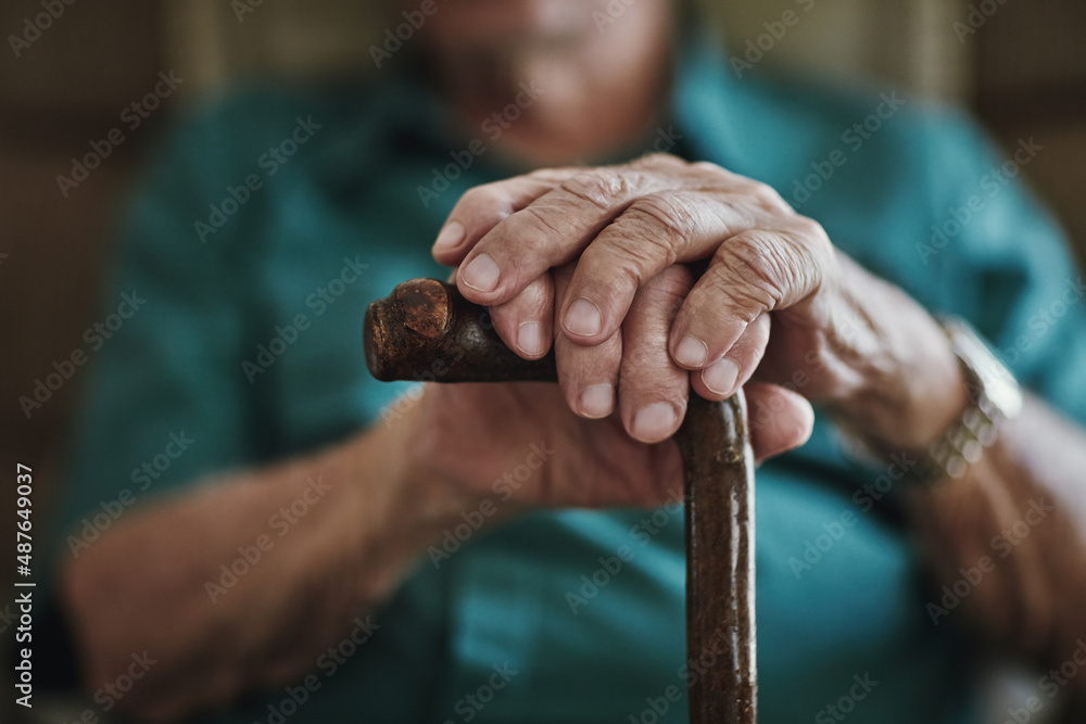 变老会给老年人的健康带来挑战。一个面目全非的男人靠在h身上的裁剪镜头