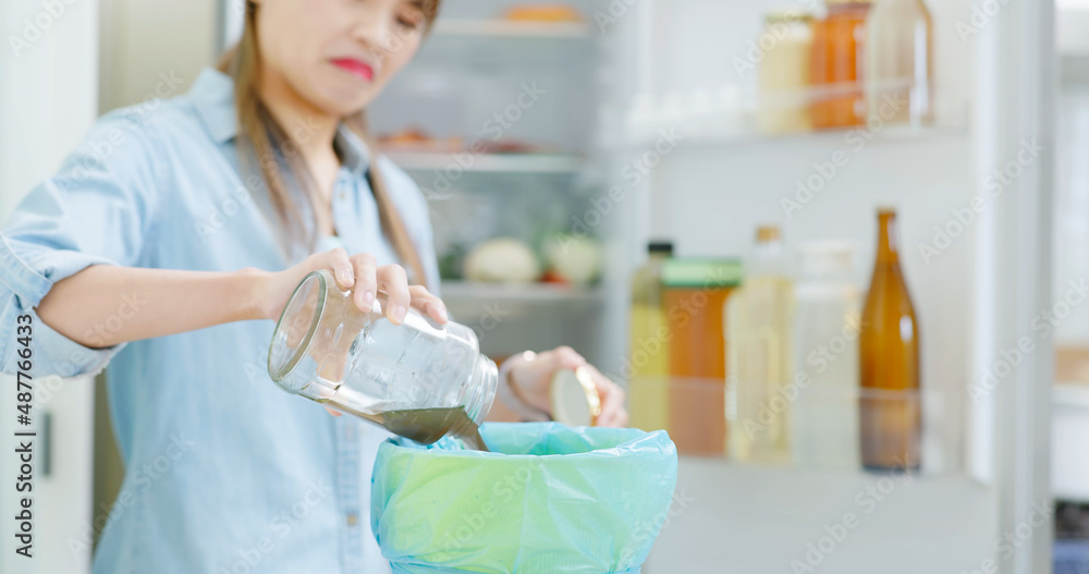 女人在倒食物垃圾