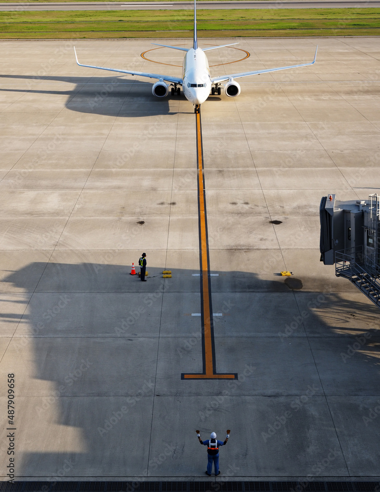 神戸空港　到着した航空機を迎えるグランドスタッフ