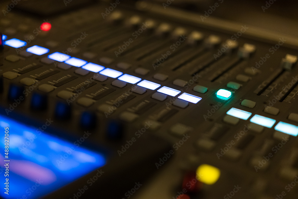 audio mixing console