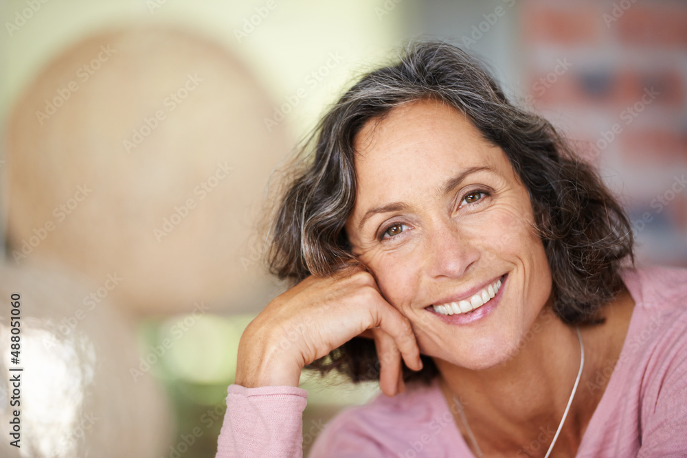 她有经验的美。一个成熟女人把头靠在手上的肖像。