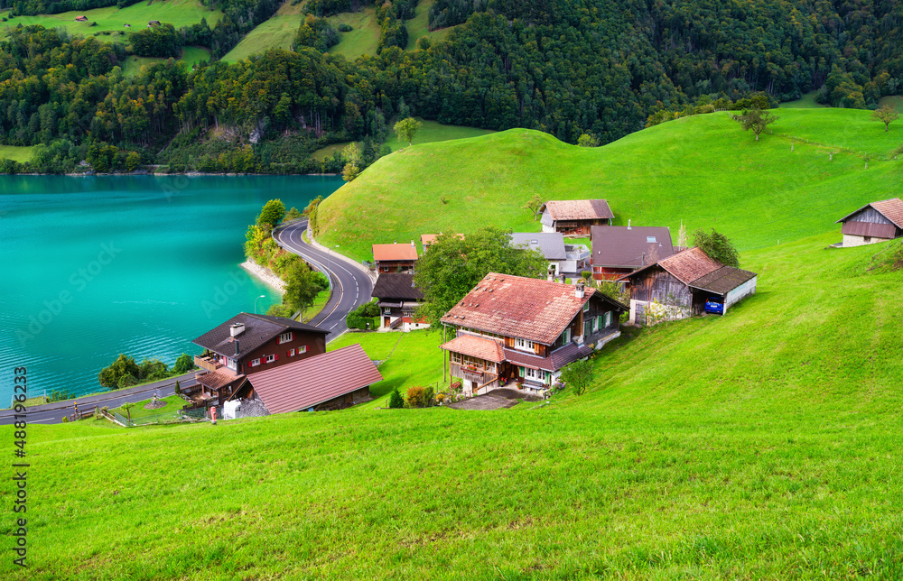 瑞士奥布瓦尔登州伦格恩。绿色草地上的乡村住宅。山间湖泊