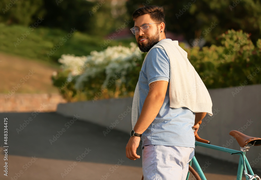 公园里骑自行车的年轻胡子男子