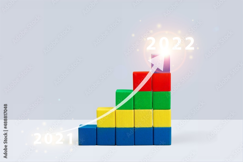 木块图上的发光上升箭头从2021到2022年的步骤。业务增长p