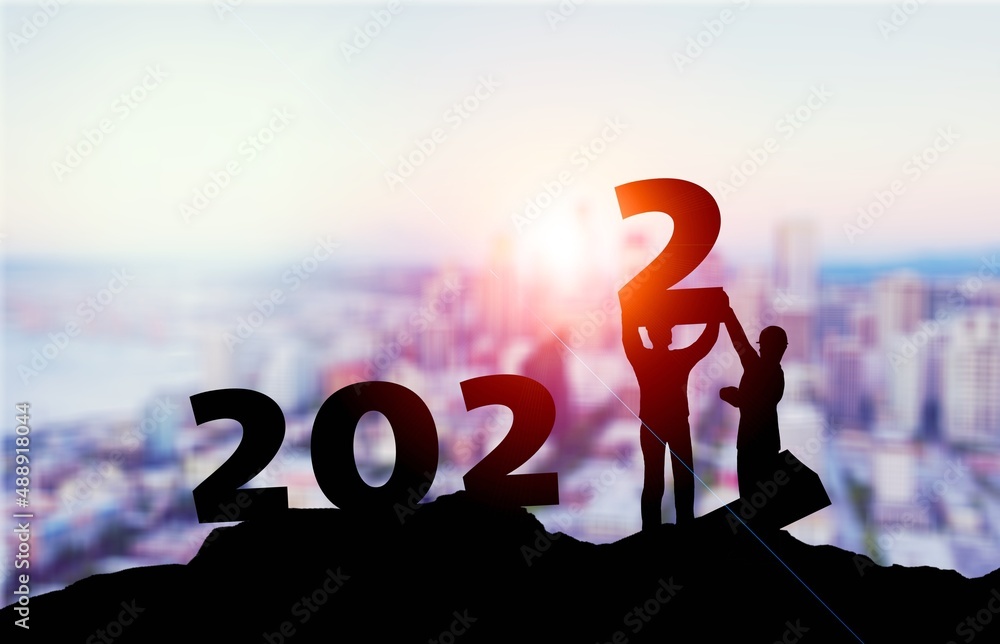 2022新年概念。情侣撑起数字