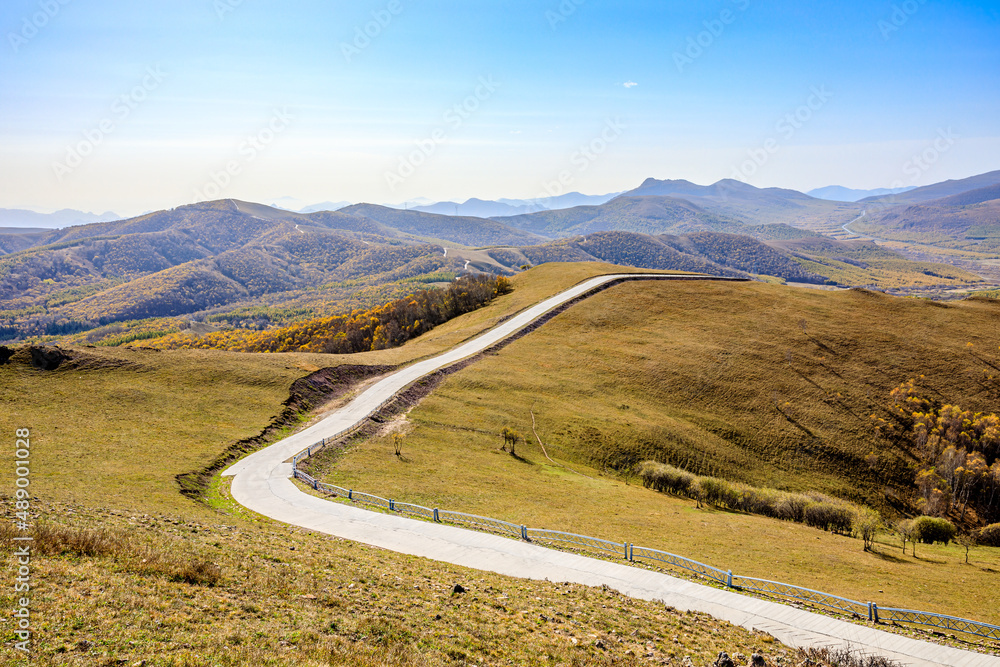 秋季空旷的道路和山区自然风光