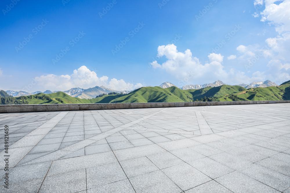 空旷的广场和蓝天下的山。道路和山的背景。