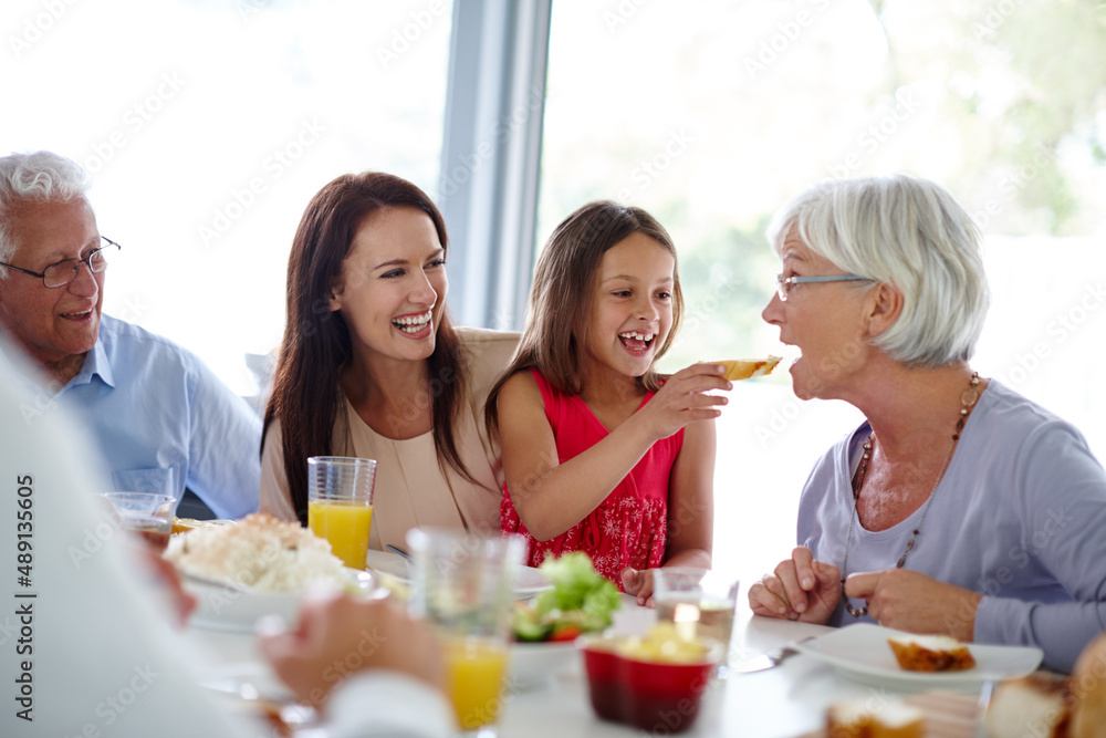 和家人一起吃食物味道更好。一个幸福的多代同堂的家庭拥有m的镜头