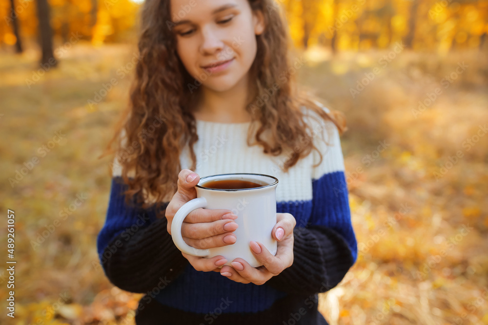 秋天公园里一杯茶的美女