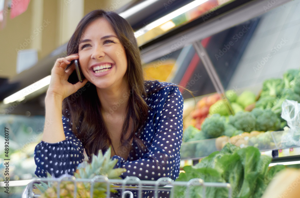 你晚餐想要什么？一个年轻女人在杂货店打电话。