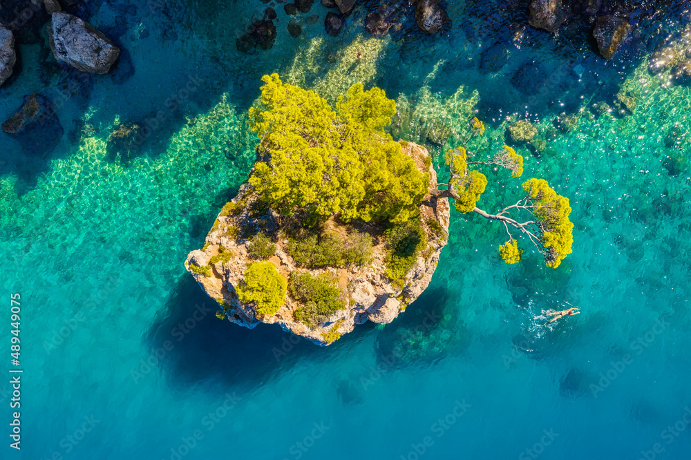 地中海。海滩和岩石的鸟瞰图。海滩和蔚蓝大海的无人机俯视图。T