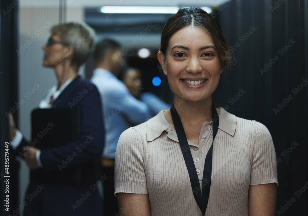 为我的明天充满激情。一位年轻美女在服务器工作的肖像