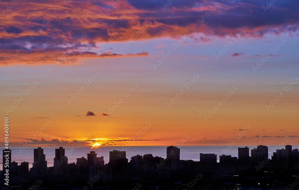 夏威夷瓦胡岛夜间威基基。美国夏威夷瓦胡市夜间威基。