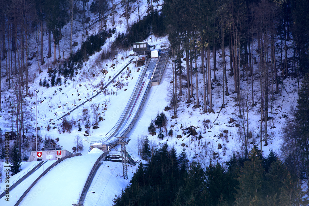 阳光明媚的冬日，在瑞士阿尔卑斯山的恩格尔伯格滑雪场滑雪跳跃。照片拍摄于2月9日。