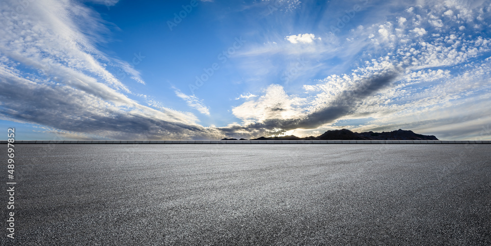 空旷的柏油路和美丽的天空日落云背景