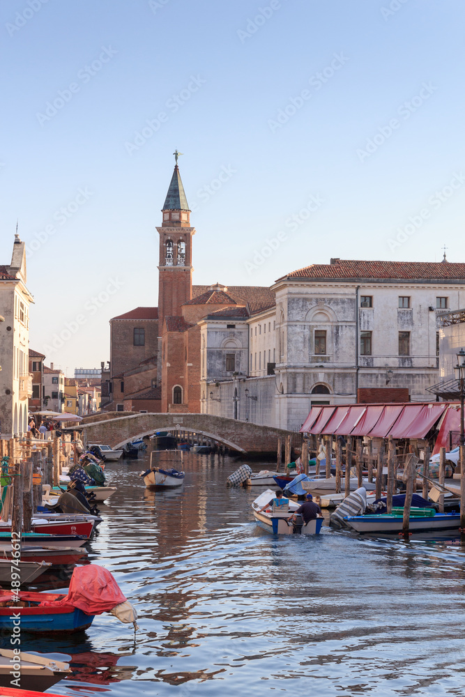 Chioggia镇与Vena运河和Venet的Chiesa della Santissima Trinita教堂尖塔的景色