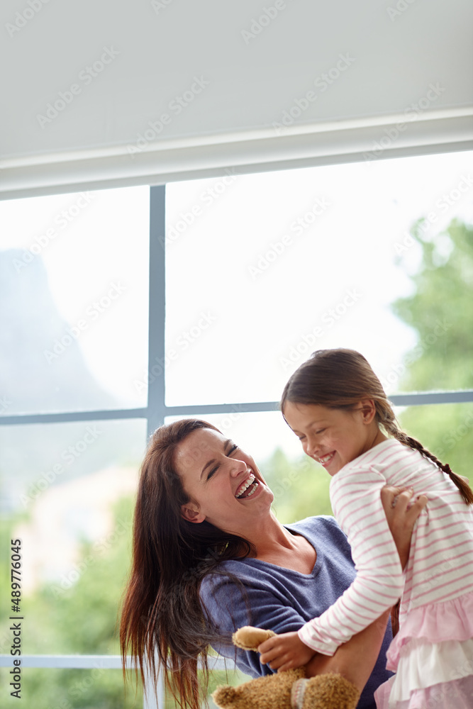 家就是我妈妈所在的地方。一位母亲在家和女儿玩耍的照片。