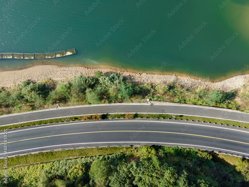 航拍户外森林蜿蜒道路