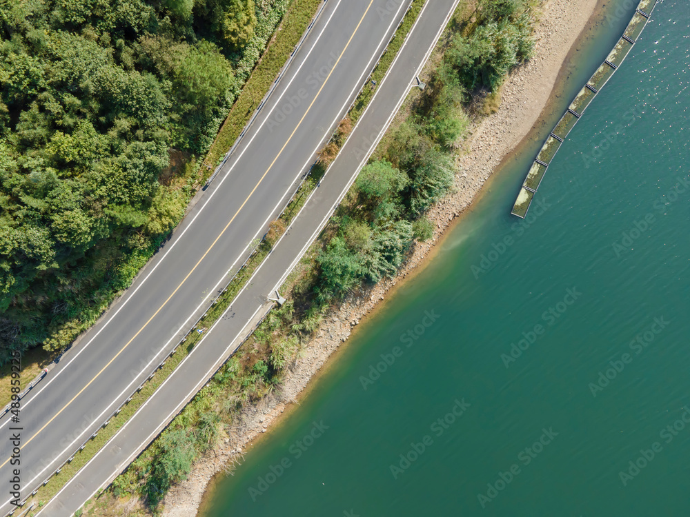 航拍户外森林蜿蜒道路