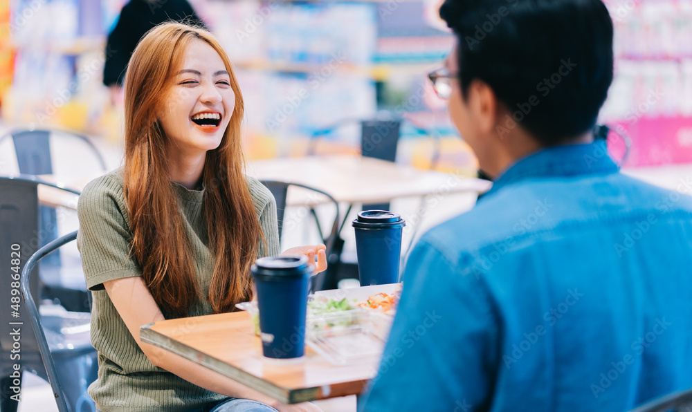 亚洲年轻夫妇在咖啡馆共进午餐