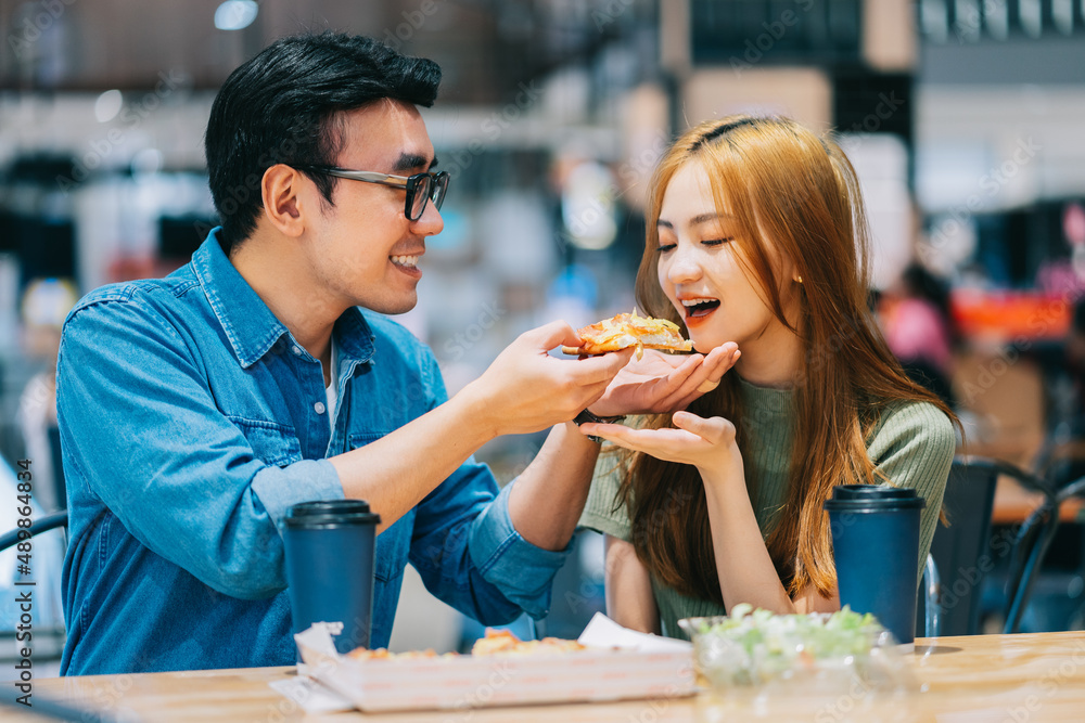 年轻的亚洲夫妇在咖啡馆共进午餐