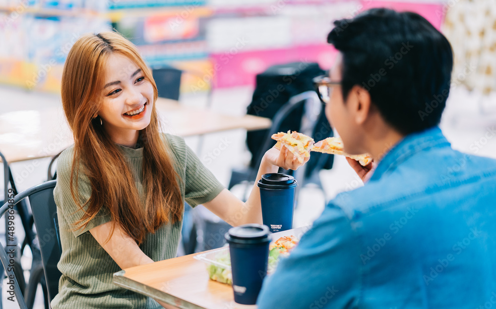 年轻的亚洲夫妇在咖啡馆共进午餐