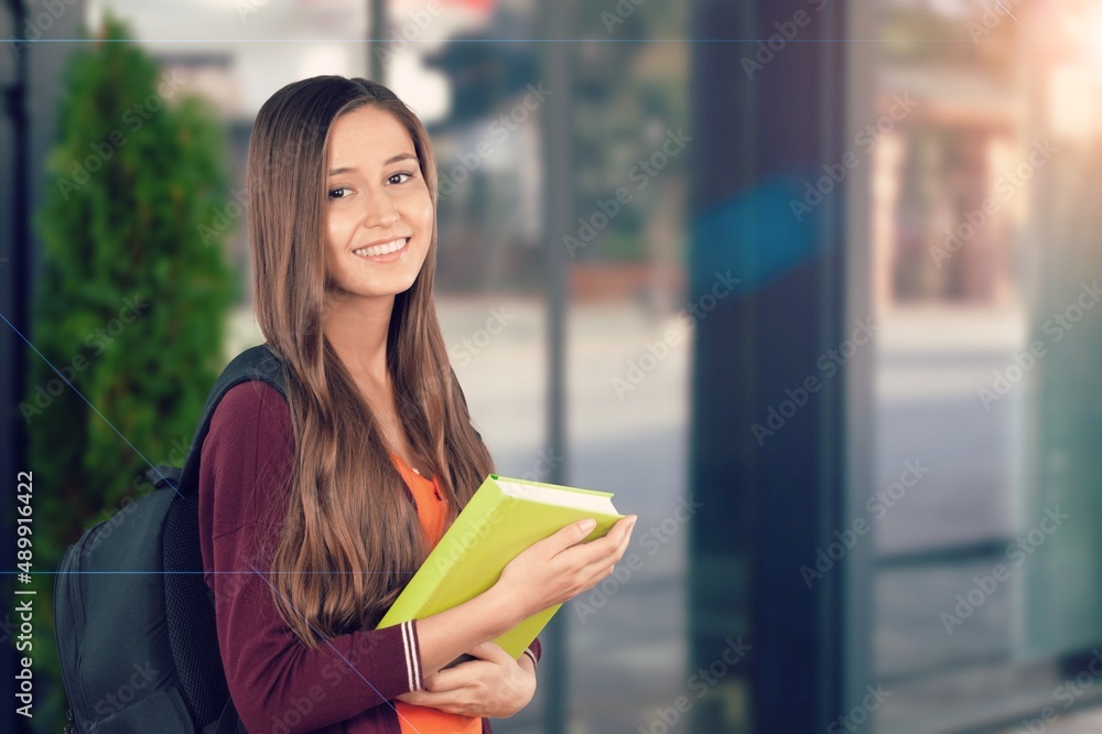 青少年学生女孩拿着书。大学学院的教育理念