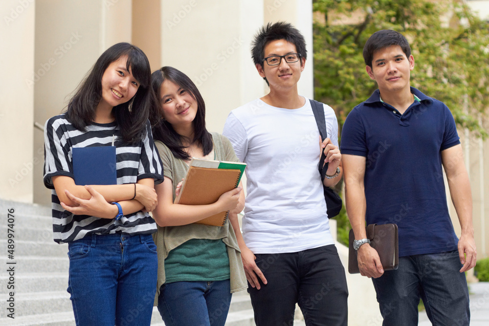 我们正在休学习假。四名年轻学生离开迷彩服。