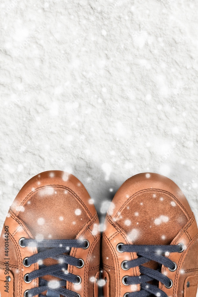 雪地里的现代时尚男士登山靴。