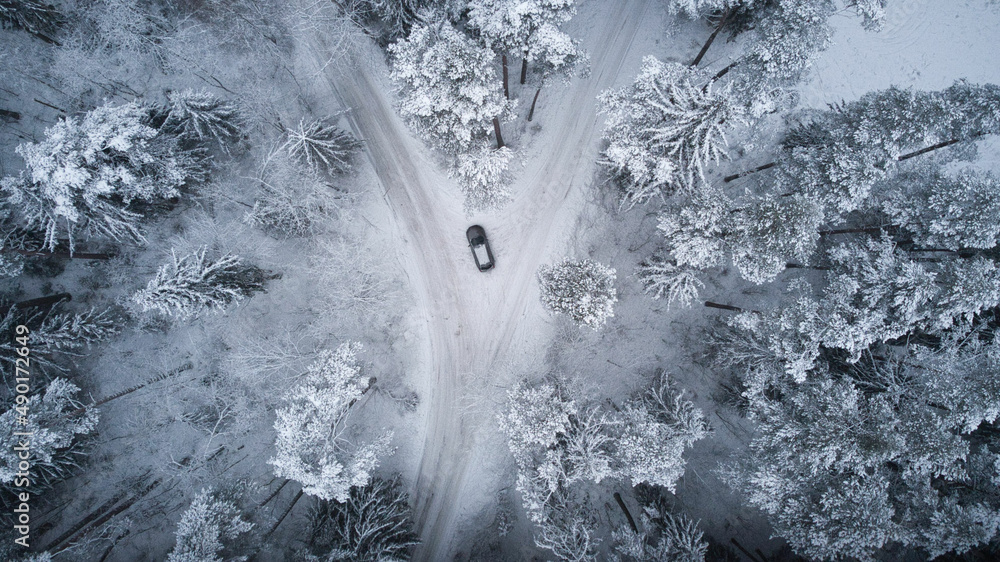 路上有车的雪域俯视图