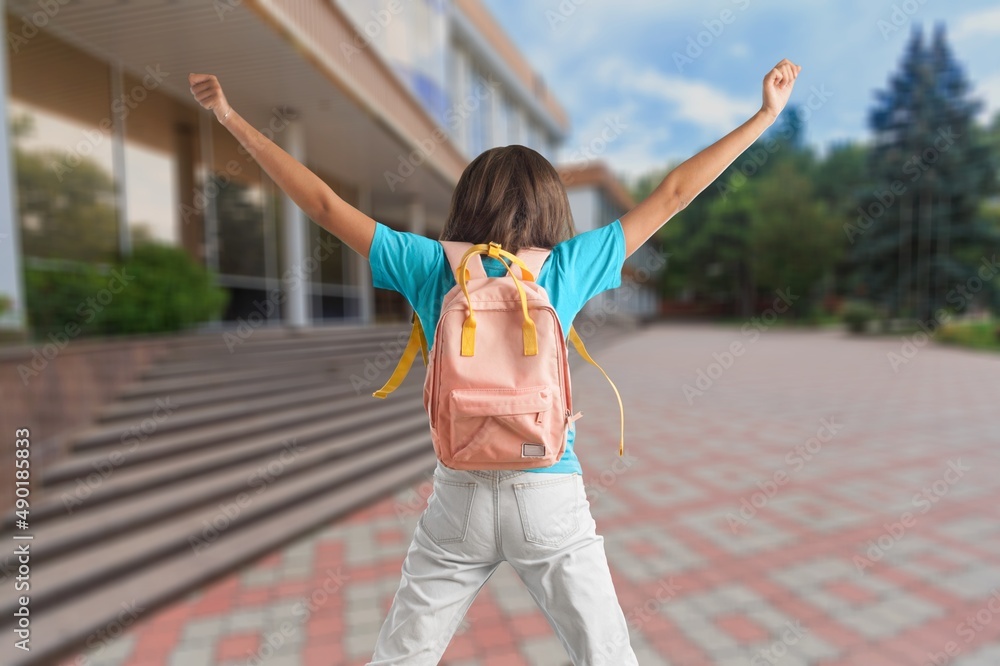 小学生上学，上课前少站在学校操场上