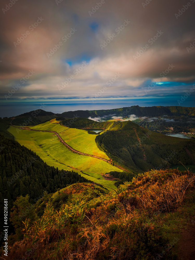 日落时分多云的天空下青山的宁静景色