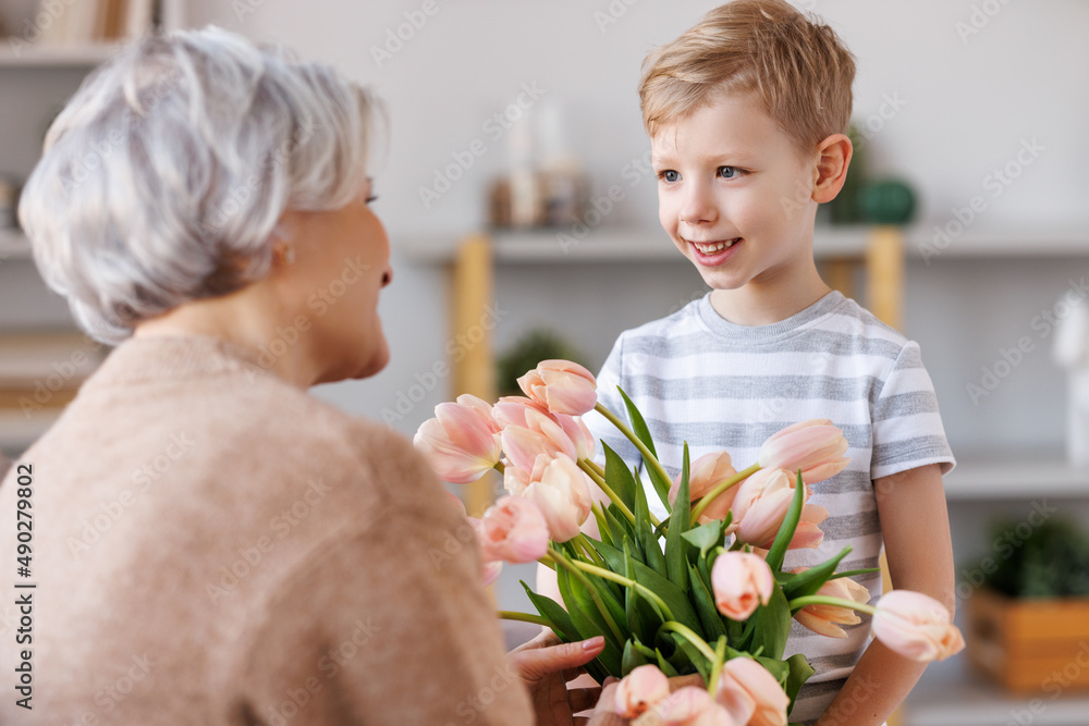 快乐的小男孩给奶奶送花