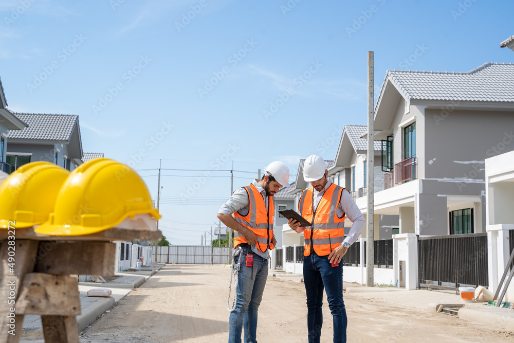 建筑师和工程师在建筑工地上讨论想法，工程施工团队合作理念。