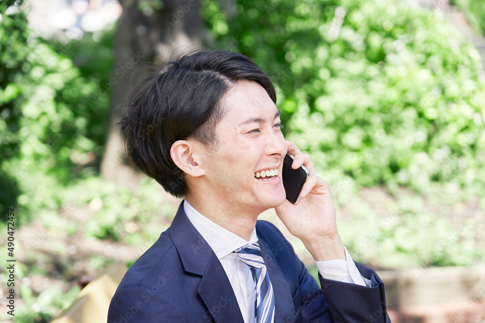 ビジネスマン　 電話する　屋外