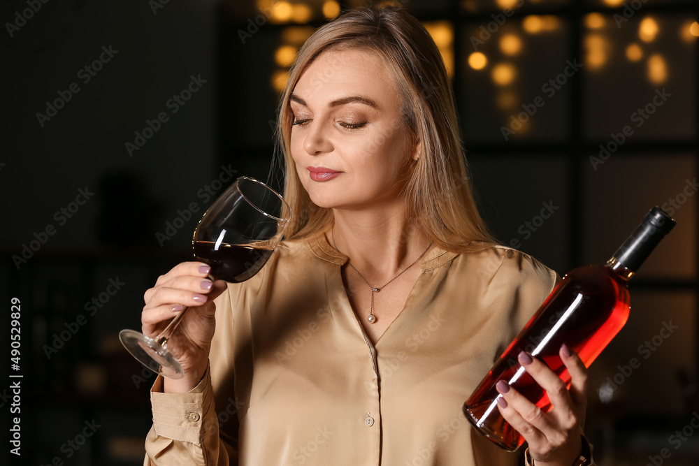 女性侍酒师品尝葡萄酒类型