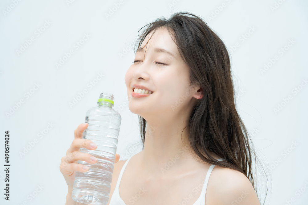 水を飲む女性