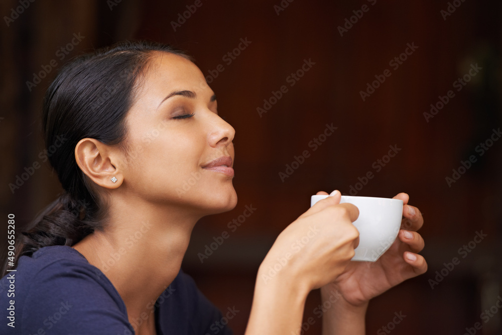 新鲜研磨咖啡的美味香气。一位年轻女子在外面喝着一杯咖啡。