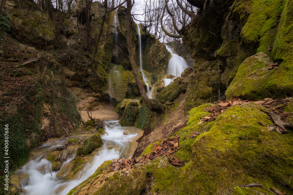 美丽的风景Plitvice Lakes山脉中的秋季山谷，地面松软