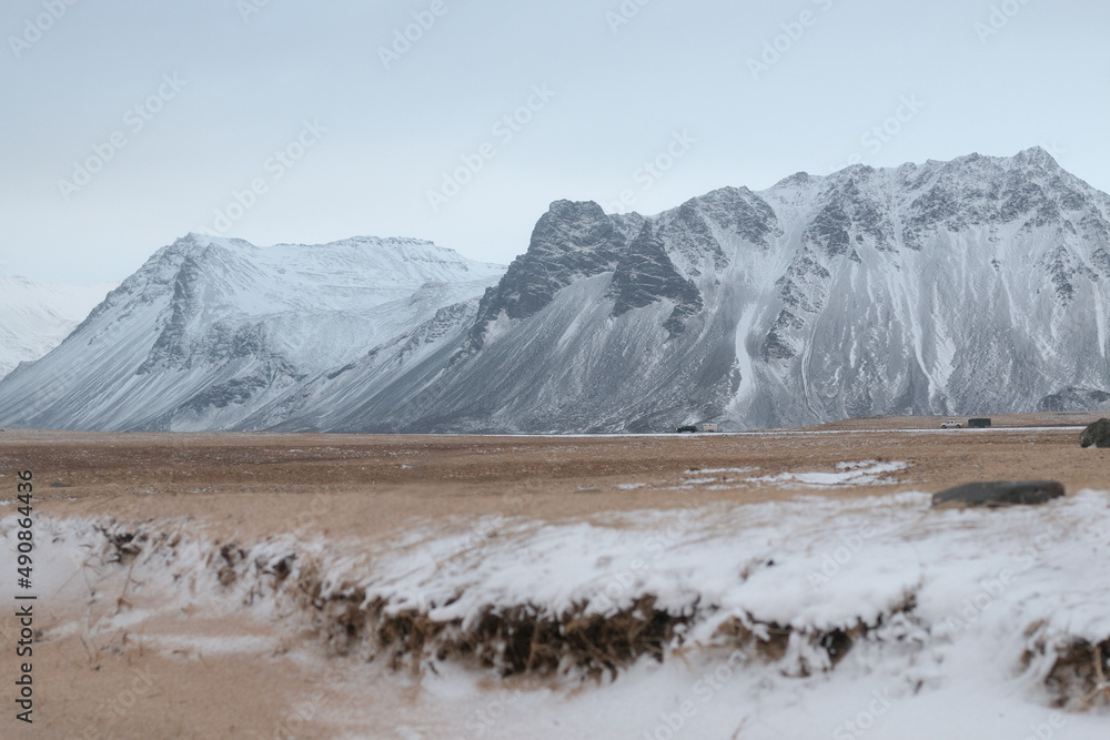 被雪覆盖的岩山美景